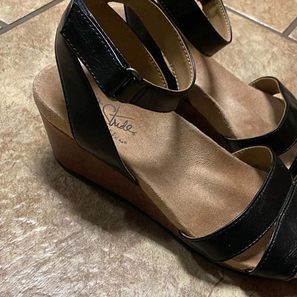 Life Stride Black and Tan Size 6.5M Women's Comfy Sandals Summer